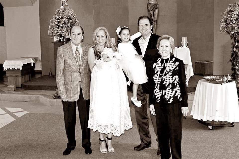 Hernán y Elisa con su hija Elisa Sada de Fernández, su yerno David Fernández y dos de sus bisnietos