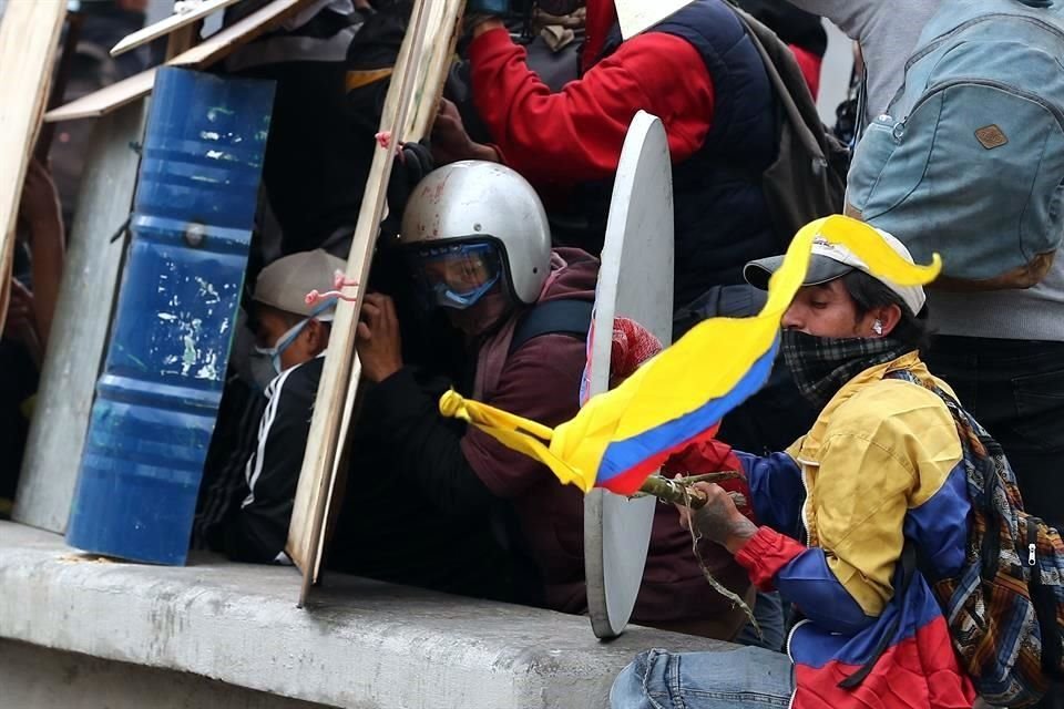 Manifestantes se enfrentan a la policía en una nueva jornada de choques este domingo, en Quito.