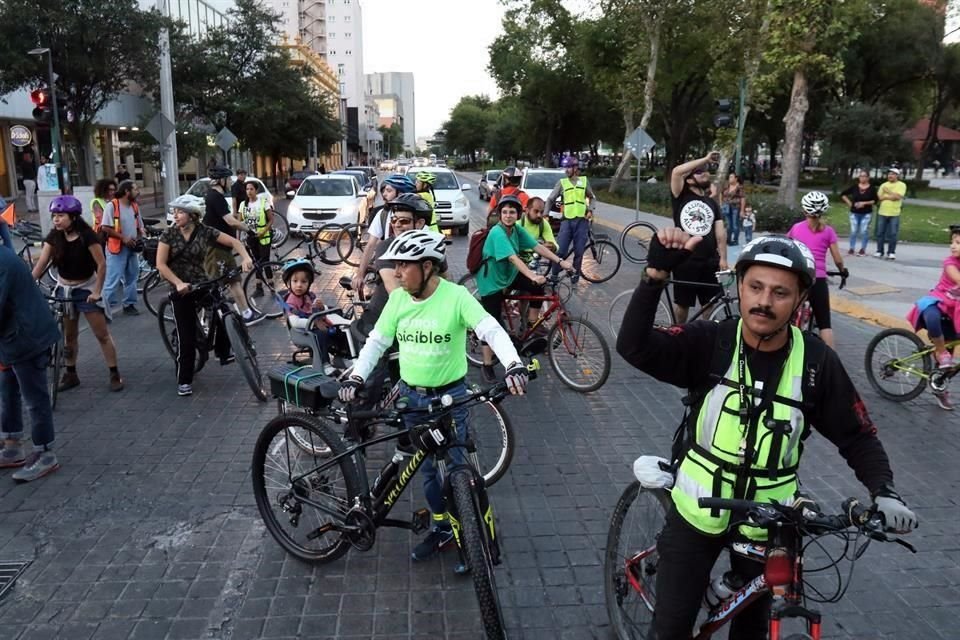 El contingente, formado por unos 80 ciclistas, bloqueó el cruce de Zaragoza y Ocampo, frente al Palacio Municipal.