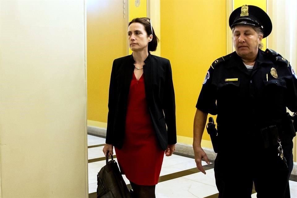 La ex asesora Fiona Hill testificó sobre la destitución de la Embajadora de EU en Ucrnania.