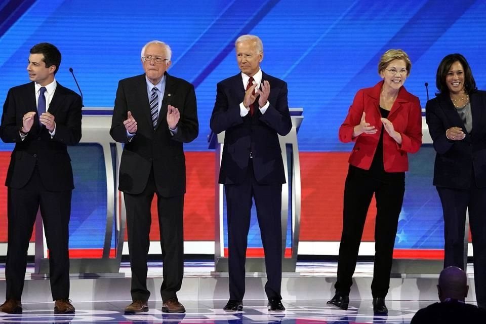 Alcalde de South Bend, Pete Buttigieg, senador Bernie Sanders, ex vicepresidente Joe Biden, senadora Elizabeth Warren y senadora Kamala Harris en el debate de septiembre.