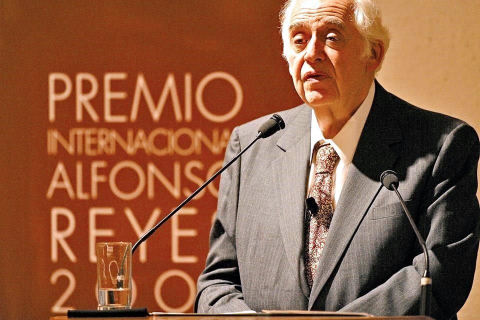 Harold Bloom recibió en el 2003 el Premio Internacional Alfonso Reyes, en Marco.