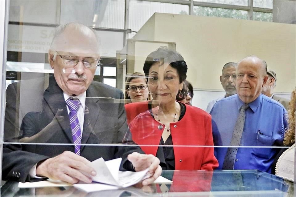 Carlos González, María Guadalupe Rodríguez y Héctor Jaime Treviño, durante la entrega de la propuesta.