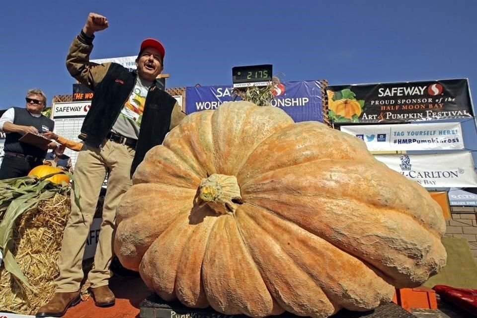 Leonardo Ureña, de Napa, California, festeja luego que anunciaron que su calabaza pesaba 986 kilos (2.175 libras), un nuevo récord en California