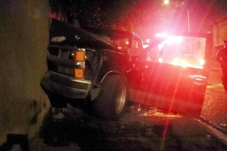 El conductor de una camioneta Chevrolet negra, identificado como Mariano López Colunga, perdió el control del vehículo, subió a la banqueta y se impactó contra el barandal y la fachada de la casa.