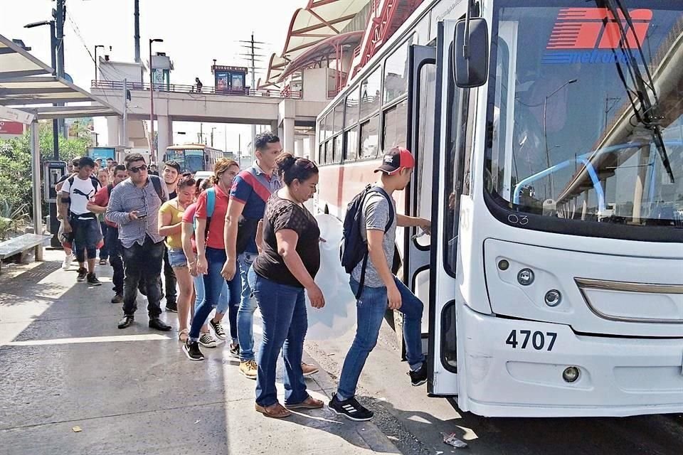 EL NORTE publicó que a 7 meses de que Metrorrey asignara contrato de 708.6 mdp para la adquisición de unidades del Transmetro para Sendero, una de tres rutas puso en circulación autobuses inseguros.