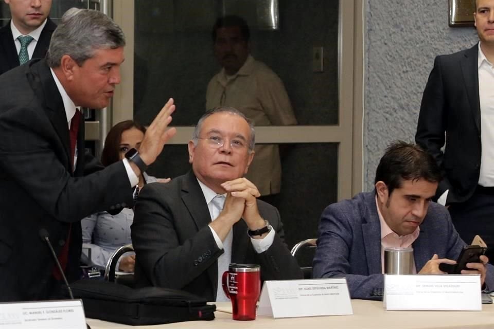 El Secretario de Gobierno, Manuel González, encara a los Diputados de la Comisión Anticorrupción.