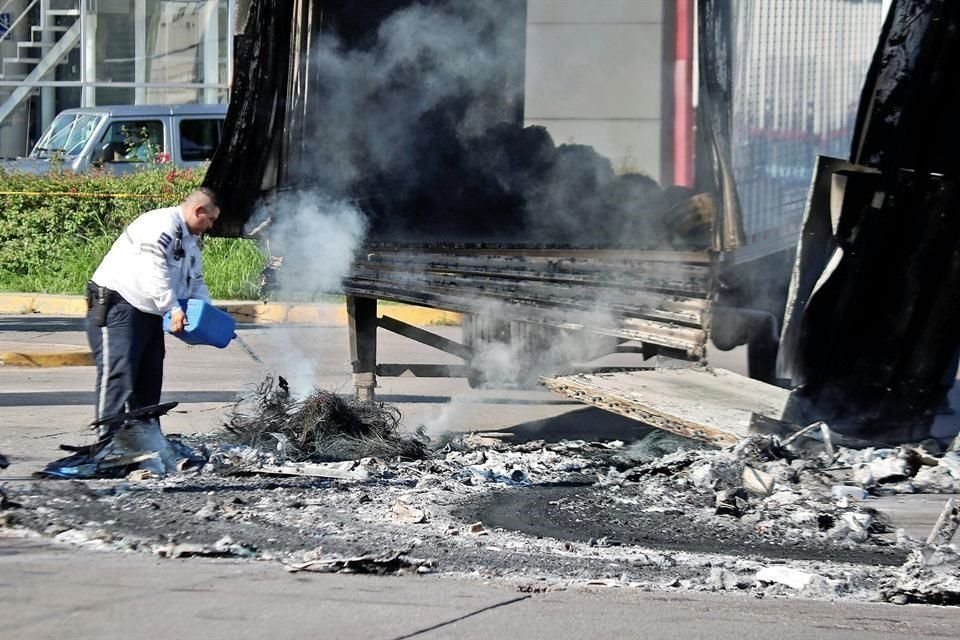 La capital de Sinaloa lucía calles vacías, comercios y escuelas cerrados y decenas de vehículos quemados y todavía humeando en avenidas principales.