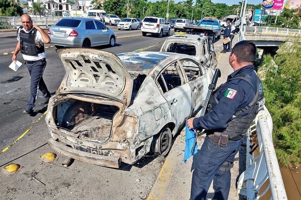 Autos, camiones, tráileres y un camión de volteo fueron quemados en vialidades como Rotarismo, Enrique Sánchez Alonso y Josefa Ortiz de Domínguez.