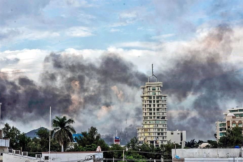 Las balas sonaron en toda la capital, y columnas de humo se observaron en toda la ciudad.