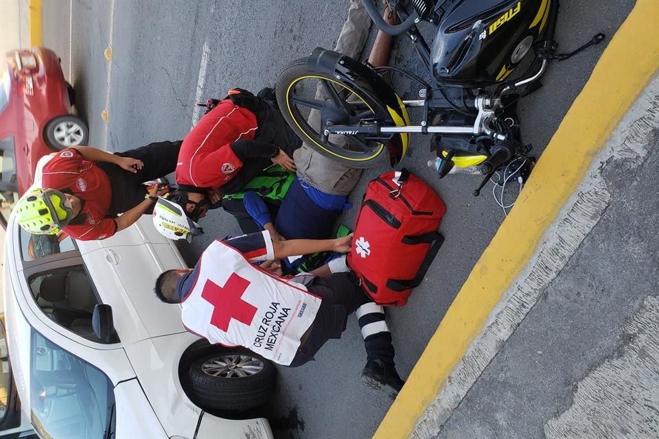 El motociclista se impactó con un auto Jetta Sport, cuya conductora no fue identificada.