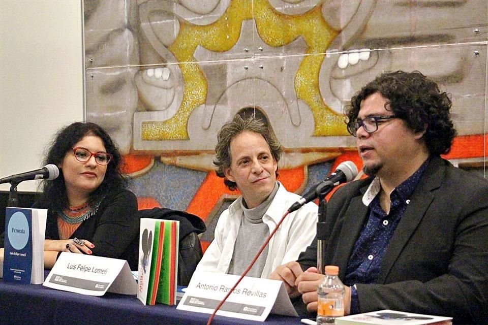 Luis Felipe Lomelí (centro) presentó su obra junto a los escritores Marlén Curiel Ferman y Antonio Ramos Revillas.