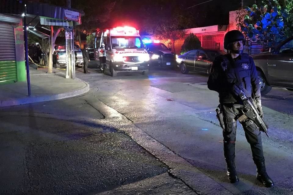 Policías de Fuerza Civil cerraron la calle Valle Azul en la Colonia La Rosita en donde fue cometido el ataque.
