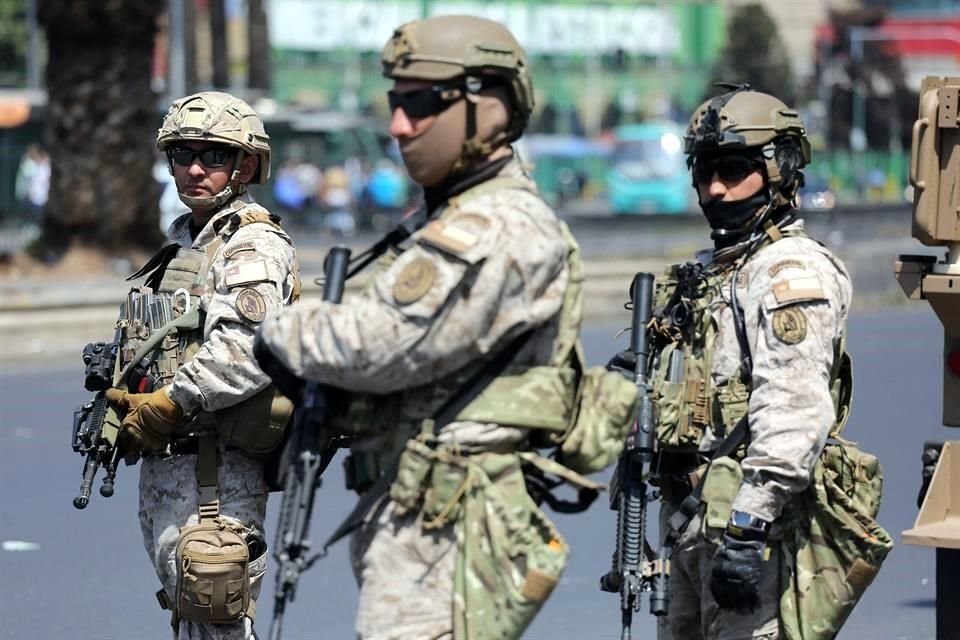 Soldados patrullan este domingo, por las calles de Santiago. Cerca de 3 mil militares se encuentran realizando labores de contención de la violencia, junto a otras 5 mil unidades.