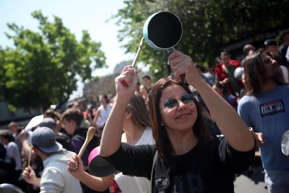 Manifestantes se reúnen en el barrio Ñuñoa, este domingo en Santiago, para protestar contra el Gobierno.