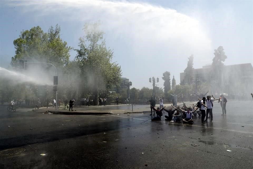 La Policía arroja agua sobre manifestantes en Santiago.