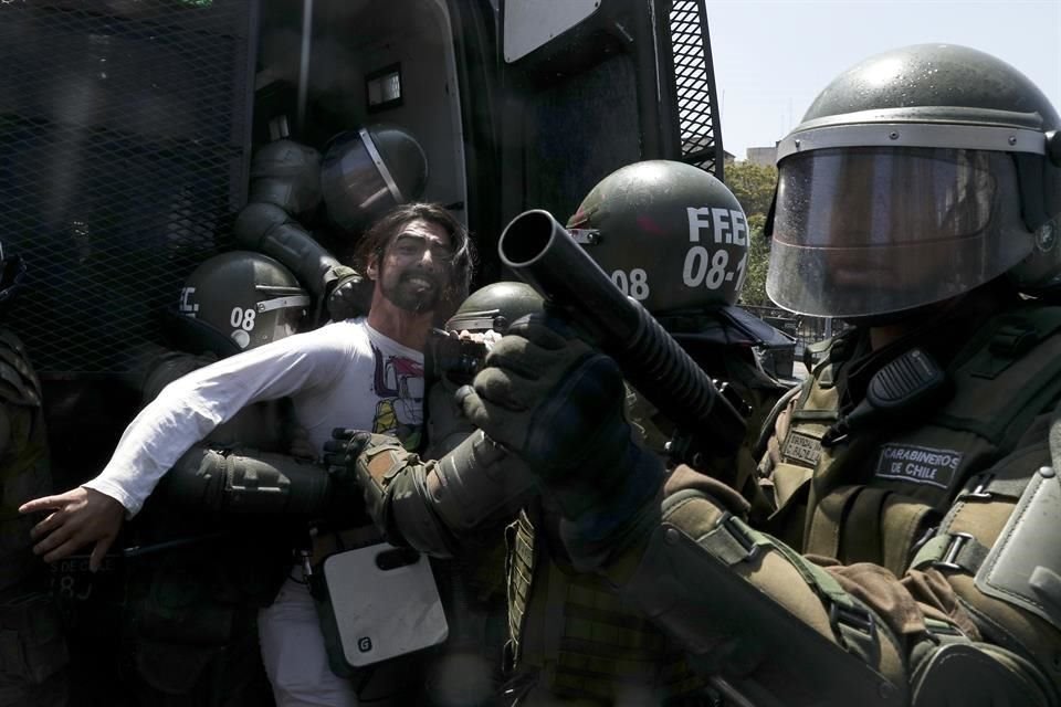 Un manifestante es detenido en Santiago.