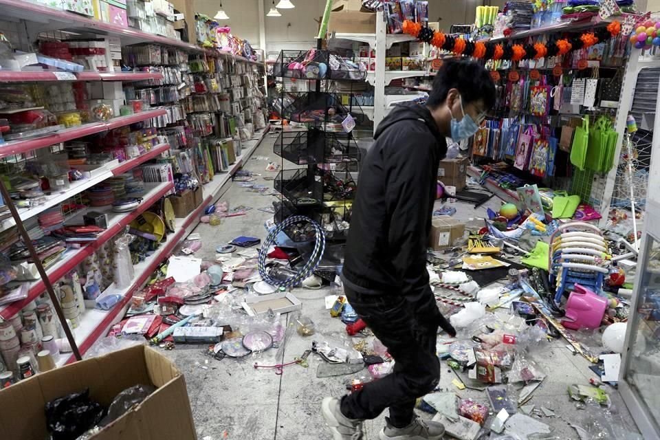 Un trabajador limpia un supermercado tras las manifestaciones en Chile.