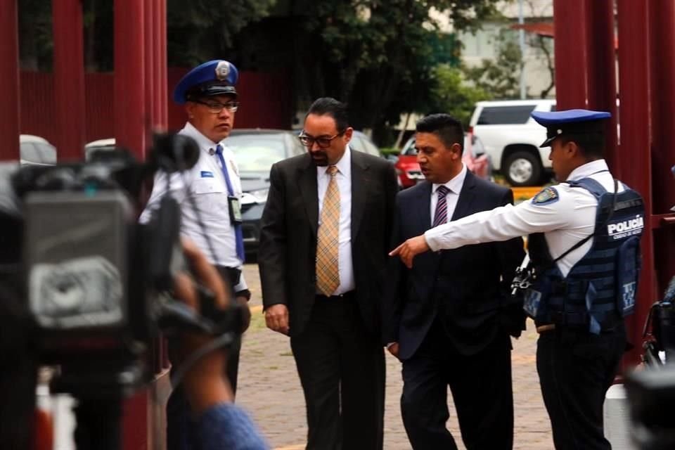 Julio Hernández Barros, abogado de Rosario Robles al salir de los juzgados del Reclusorio Sur.