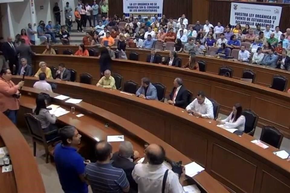 Aspectos de la sesión en el Congreso de Sinaloa.