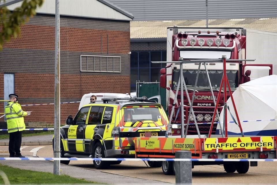 El camión con los cuerpos fue encontrado en una zona industrial a unos 30 kilómetros del centro de Londres.