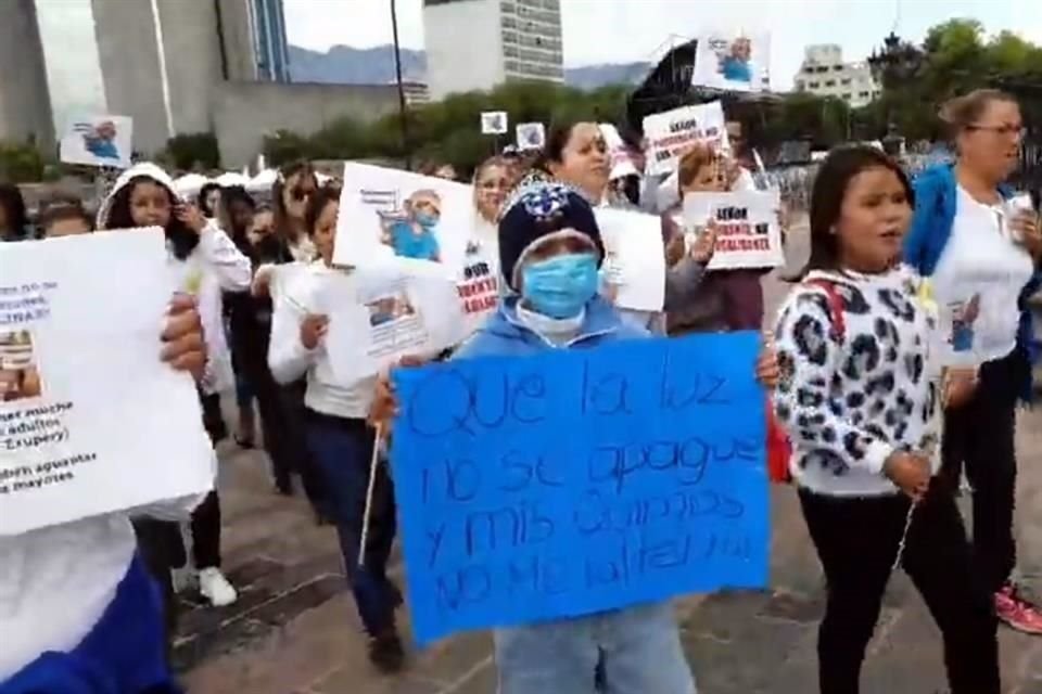 A la manifestación también acudieron mamás que tienen a sus hijos en el Hospital Universitario. 