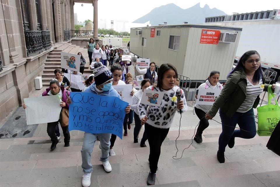 Varias mamás, acompañadas de sus hijos, se manifestaron frente al Palacio de Gobierno con pancartas.