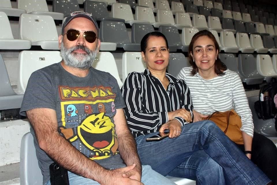 David González, Vanessa Tomischi y Rosario Garza