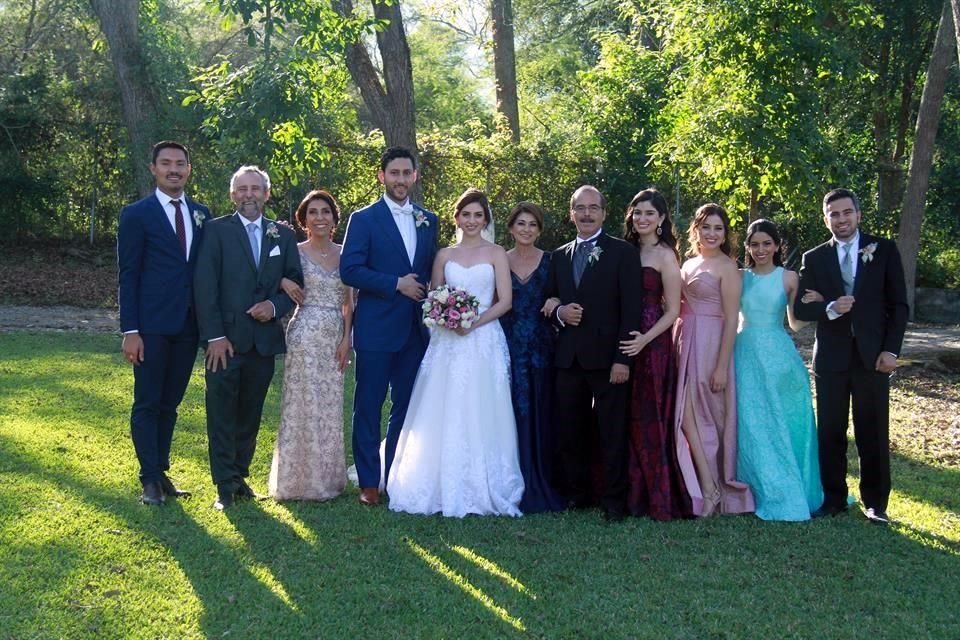 Carolina María González Ramos y Gustavo Pohlenz Torres con sus familias