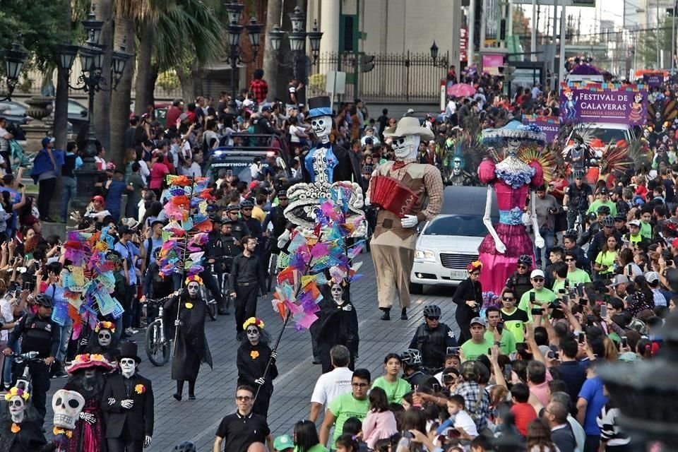 La segunda edicin del Desfile de Calaveras se realiz este domingo por las calles alrededor de la Macroplaza.