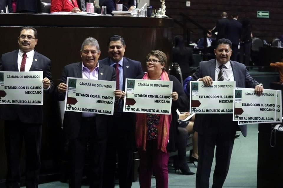 Legisladores de Morena mostraron pancartas durante el posicionamiento de su correligionario.