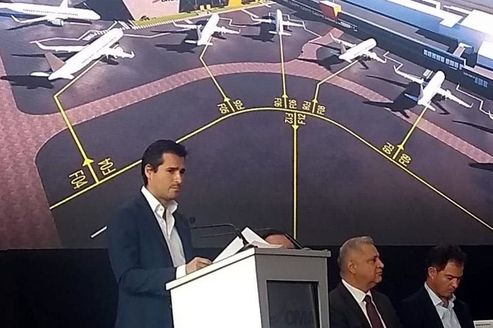Ricardo Dueñas, director general de OMA, muestra el proyecto de ampliación del aeropuerto.