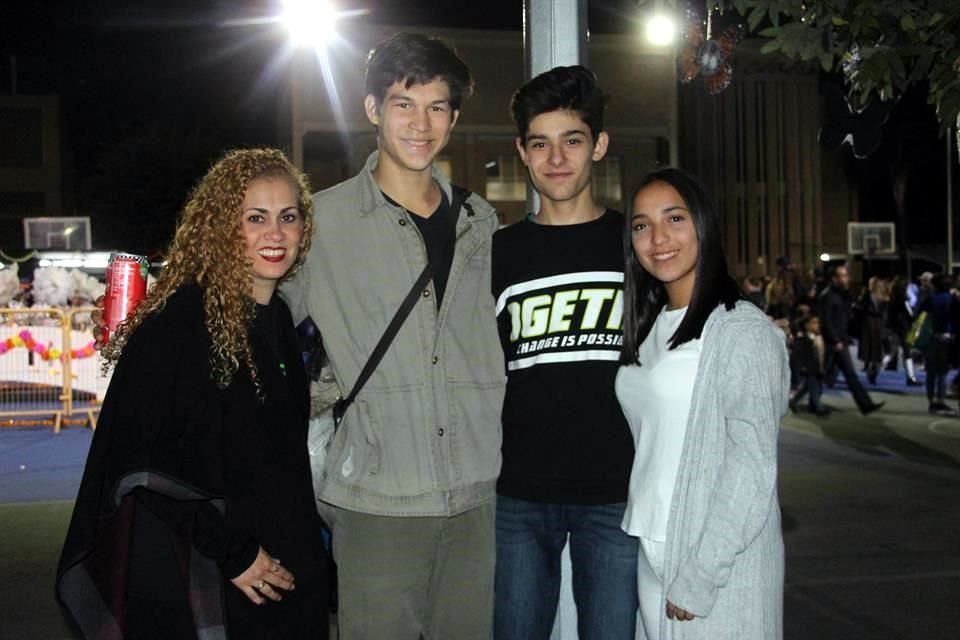 Bertha González, Gabriel Garza, Alejandro Garza y Regina González