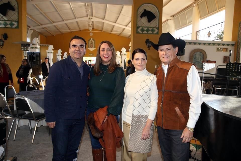 Martín López, Claudia de López, Norma González de Montemayor y Jorge Montemayor