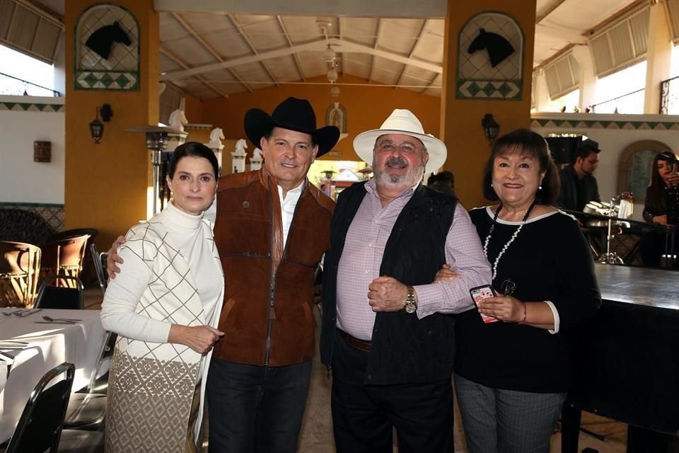 Norma González de Montemayor, Jorge Montemayor, Héctor Garza Benavides y Amanda de Garza