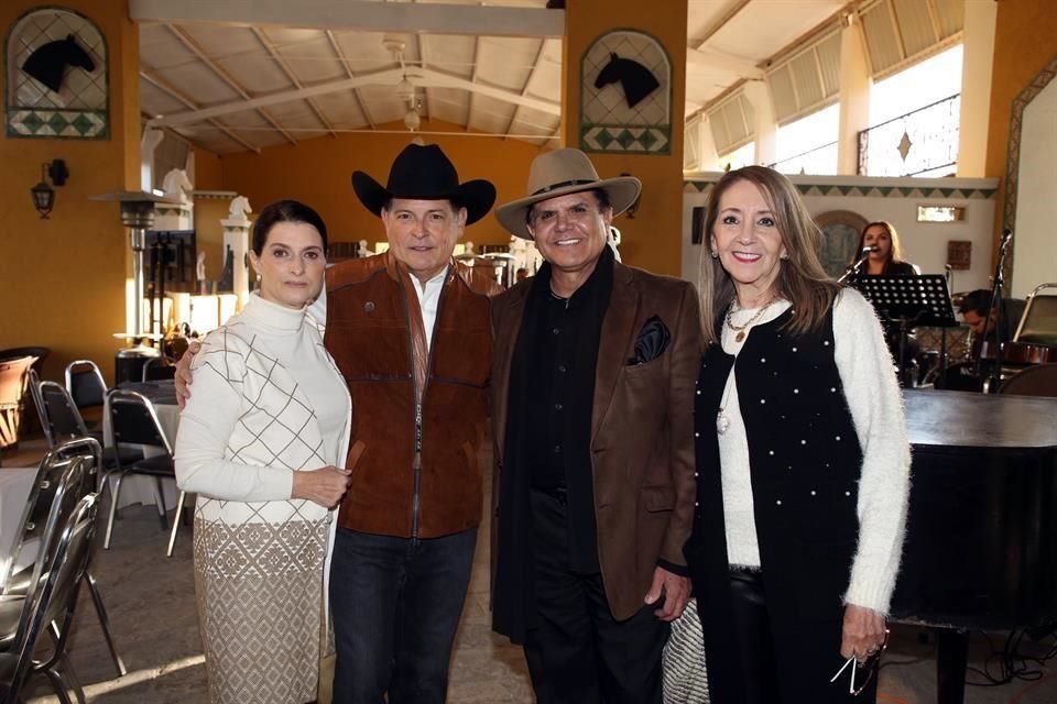 Norma González de Montemayor, Jorge Montemayor, Carlos González Monge y Elsa Reyes de González