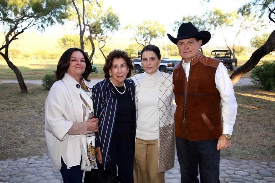 Estela de López, Mayita Ramírez de Treviño, Norma González de Montemayor y Jorge Montemayor