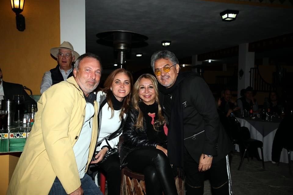 Toño González, Gabriela González, Susana Farías y Fato