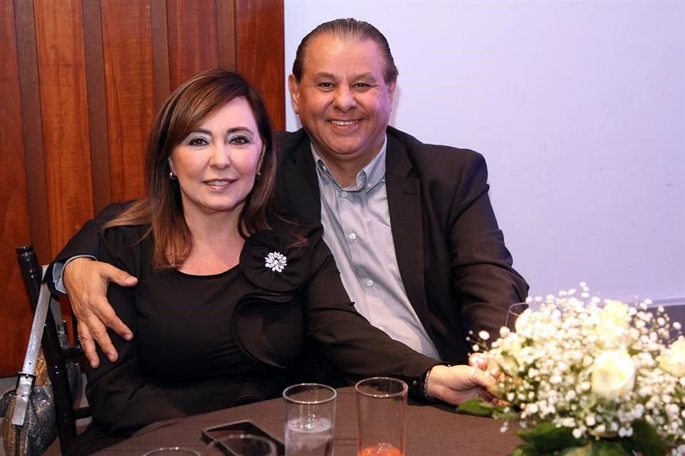 Lulu Garza de Hernández y Alberto Hernández