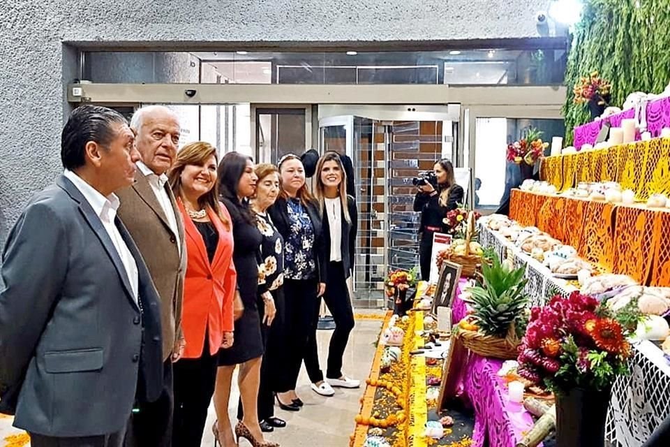 El lunes 28 de octubre, integrantes del Congreso del Estado colocaron un Altar de Muertos en honor al empresario <br>regiomontano Eugenio Garza Sada.