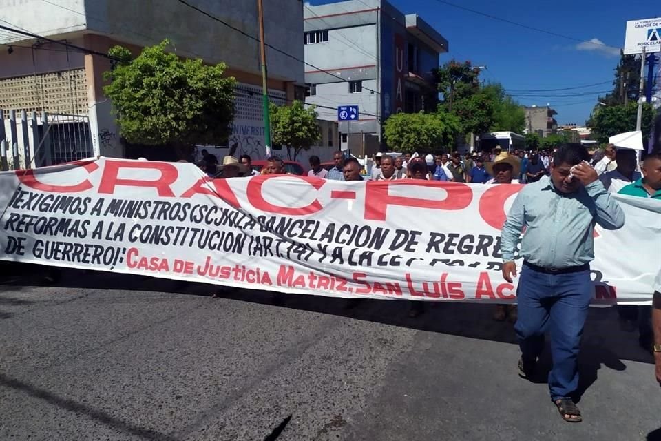 El contingente, que marcha desarmado por las calles de la capital guerrerense, también exige la presentación con vida del activista Arnulfo Cerón. 