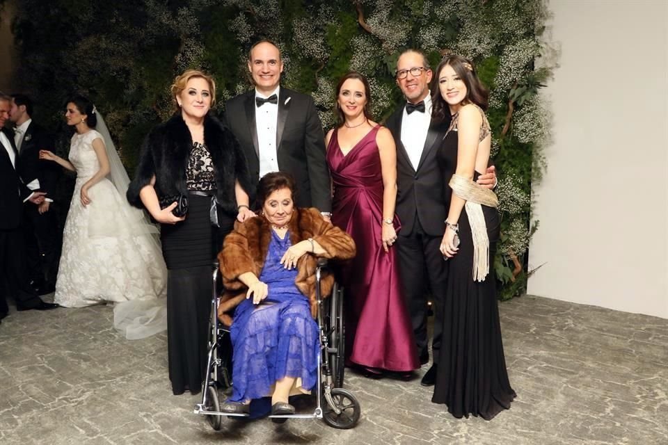 Tere Suárez, Ricardo Biekert, Elena Suárez de Durán ,Guillermo Durán, Regina Durán y Elena Garza Madero