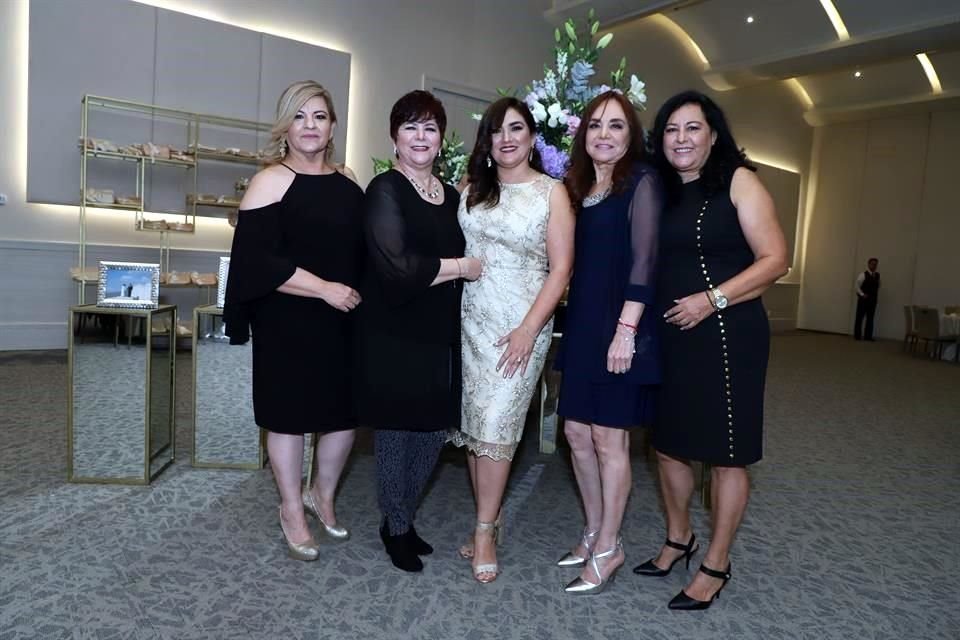 nany Flores, Berta Flores, Sonia Flores, Mely Flores y Lety Flores
