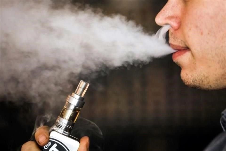 De acuerdo con la Ssa, el aerosol procedente de los cigarrillos electrónicos con nicotina contiene más metales pesados que el humo del cigarro tradicional. 