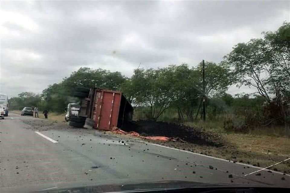 En el acidente no se reportaron personas lesionadas, sólo la obstrucción del carril de la derecha, con sentido a Hualahuises.