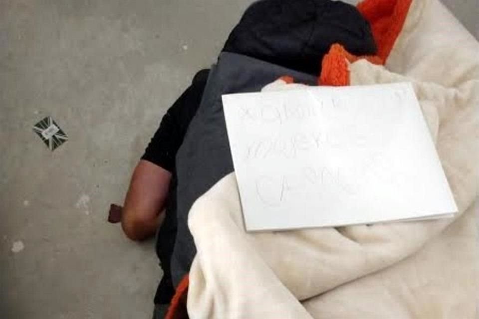 Con un impacto de arma de fuego en la cabeza y un cartelón con un mensaje fue hallado un militar en su domicilio en Matamoros, Coahuila.