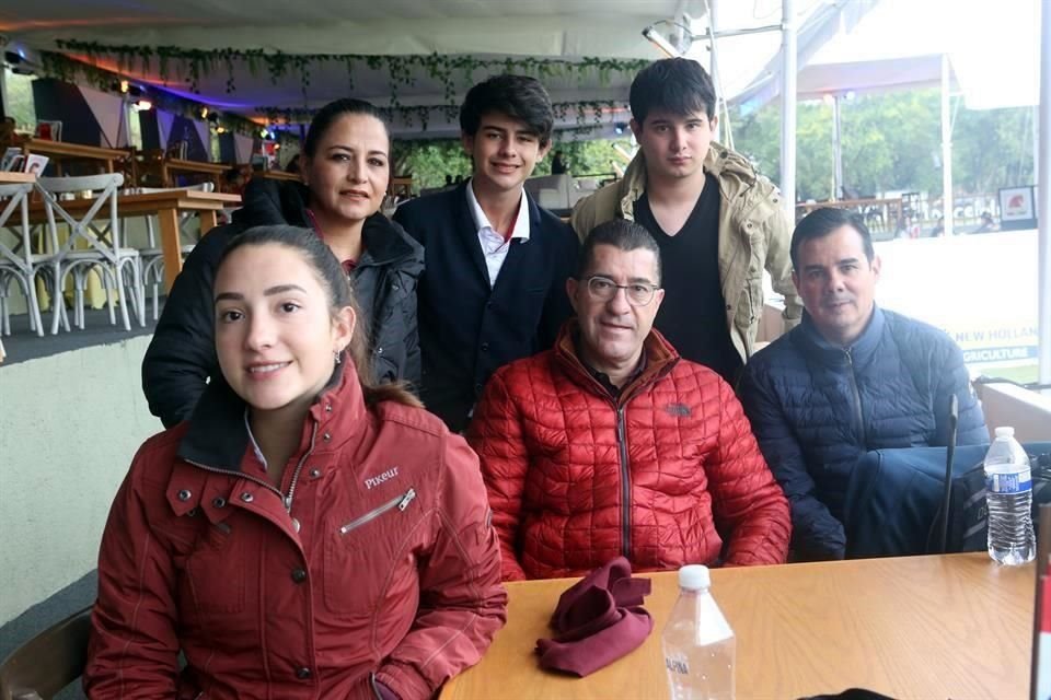 Gabriela de Guajardo, Max Guajardo, Sergio Guajardo jr, Valeria Martínez, Eduardo Martínez y Sergio Guajardo
