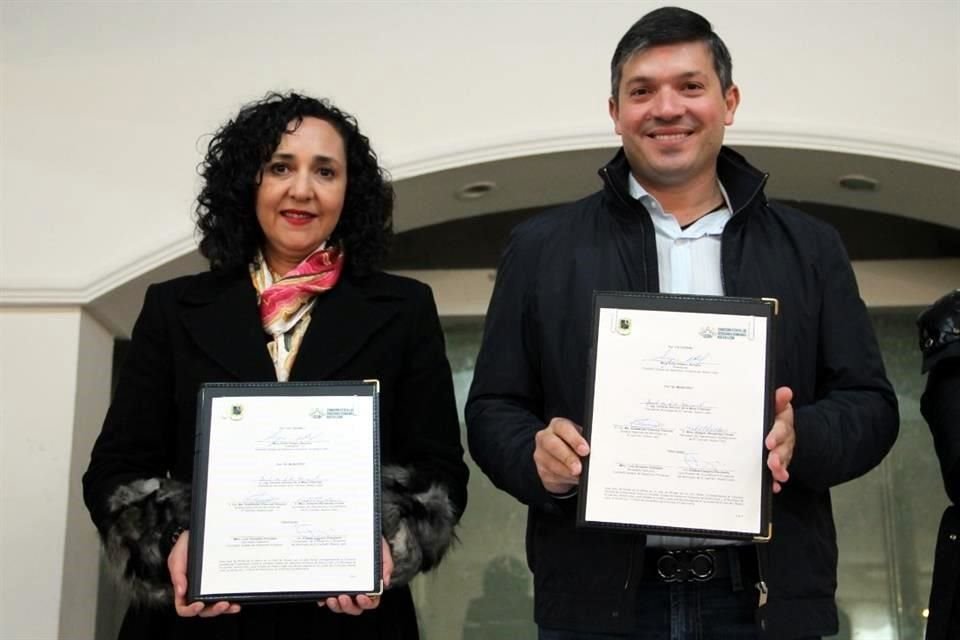 Sofía Velasco, presidenta de la CEDH, y el Alcalde Gerardo Alfonso de la Maza firmaron el acuerdo.
