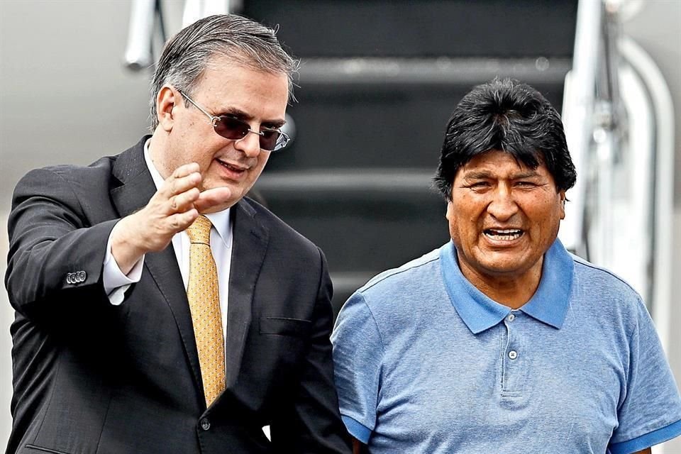 Le pareciera decir el Canciller Marcelo Ebrard al ex Presidente Evo Morales quien renunció por las fuertes manifestaciones en su contra.