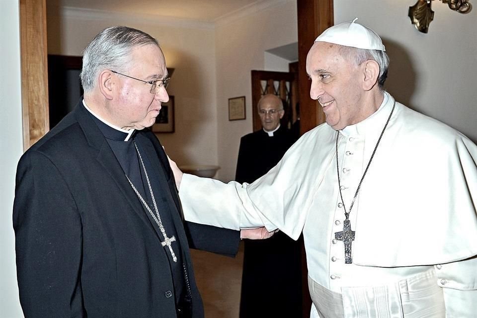 José Gómez (en la foto con el Papa Francisco), quien creció en la Colonia Vista Hermosa, es el Arzobispo de Los Ángeles y presidente de la Conferencia de Obispos Católicos de los Estados Unidos.
